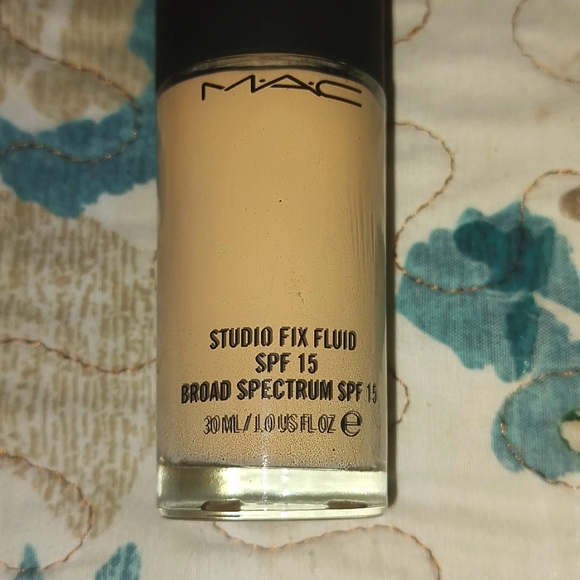 NIB MAC Studio Fix Fluid Foundation SPF 15 - Picture 4 of 7